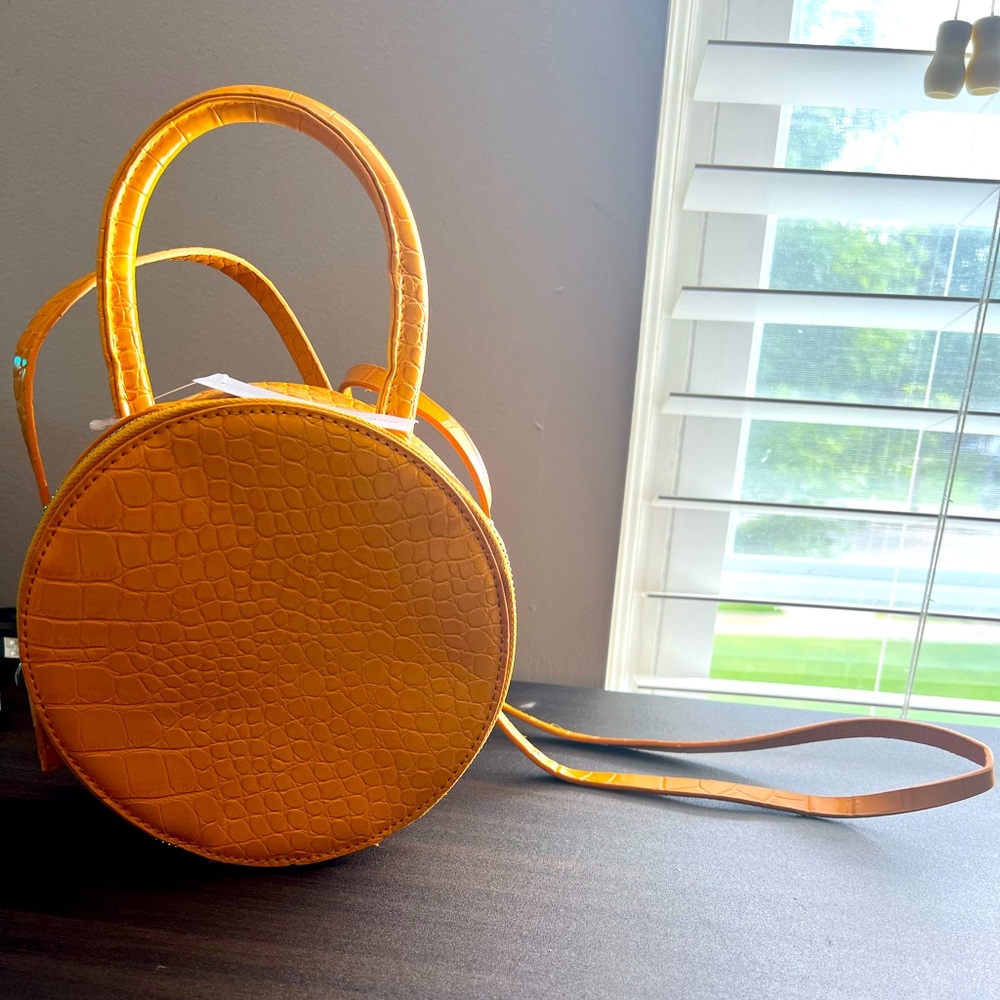 Yellow round crocodile-embossed bag☀️